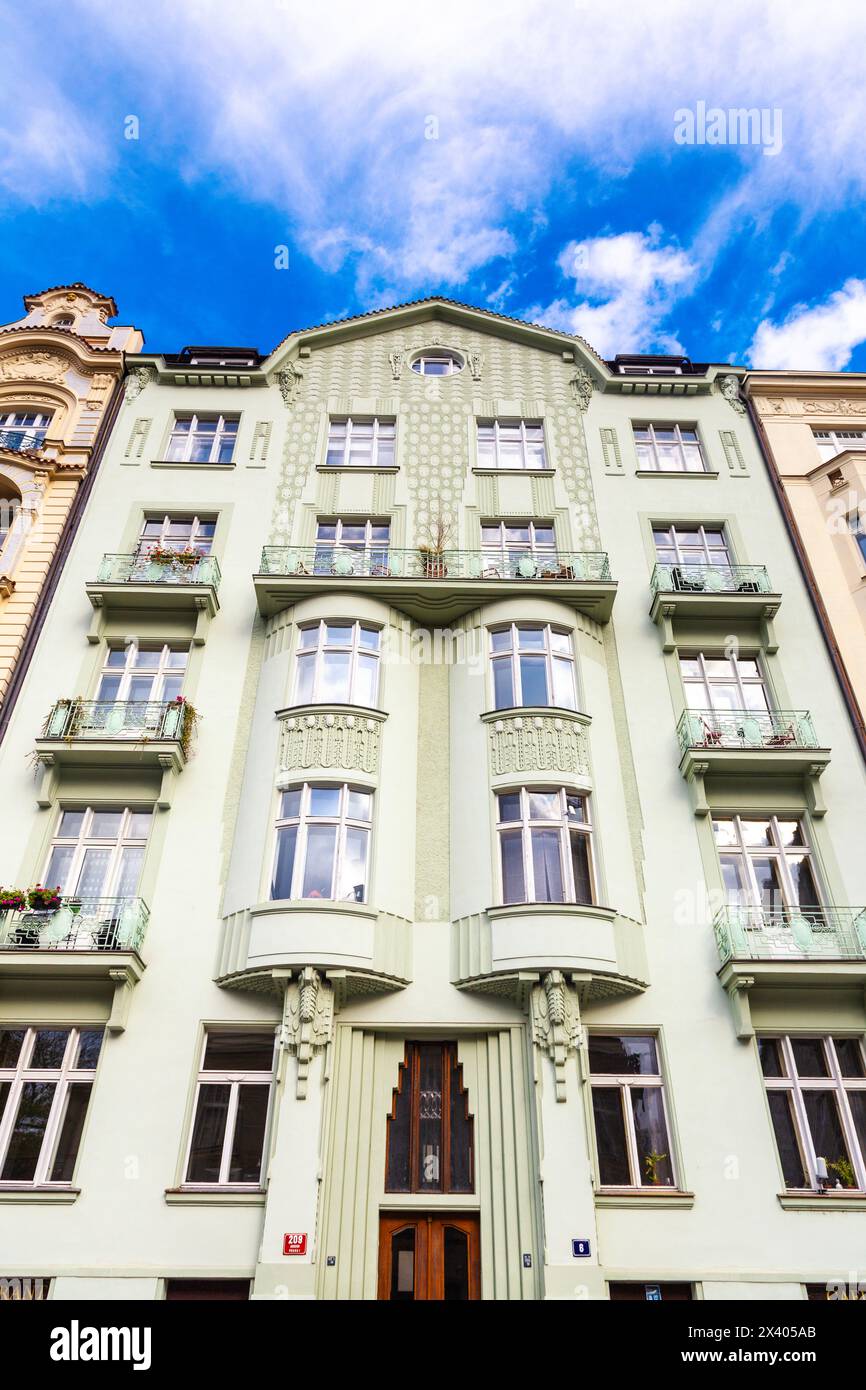 Fassade eines pastellgrünen Mieterhauses aus dem Jahr 1908 in der Brehova-Straße im Jüdischen Viertel, Prag, Tschechische Republik Stockfoto