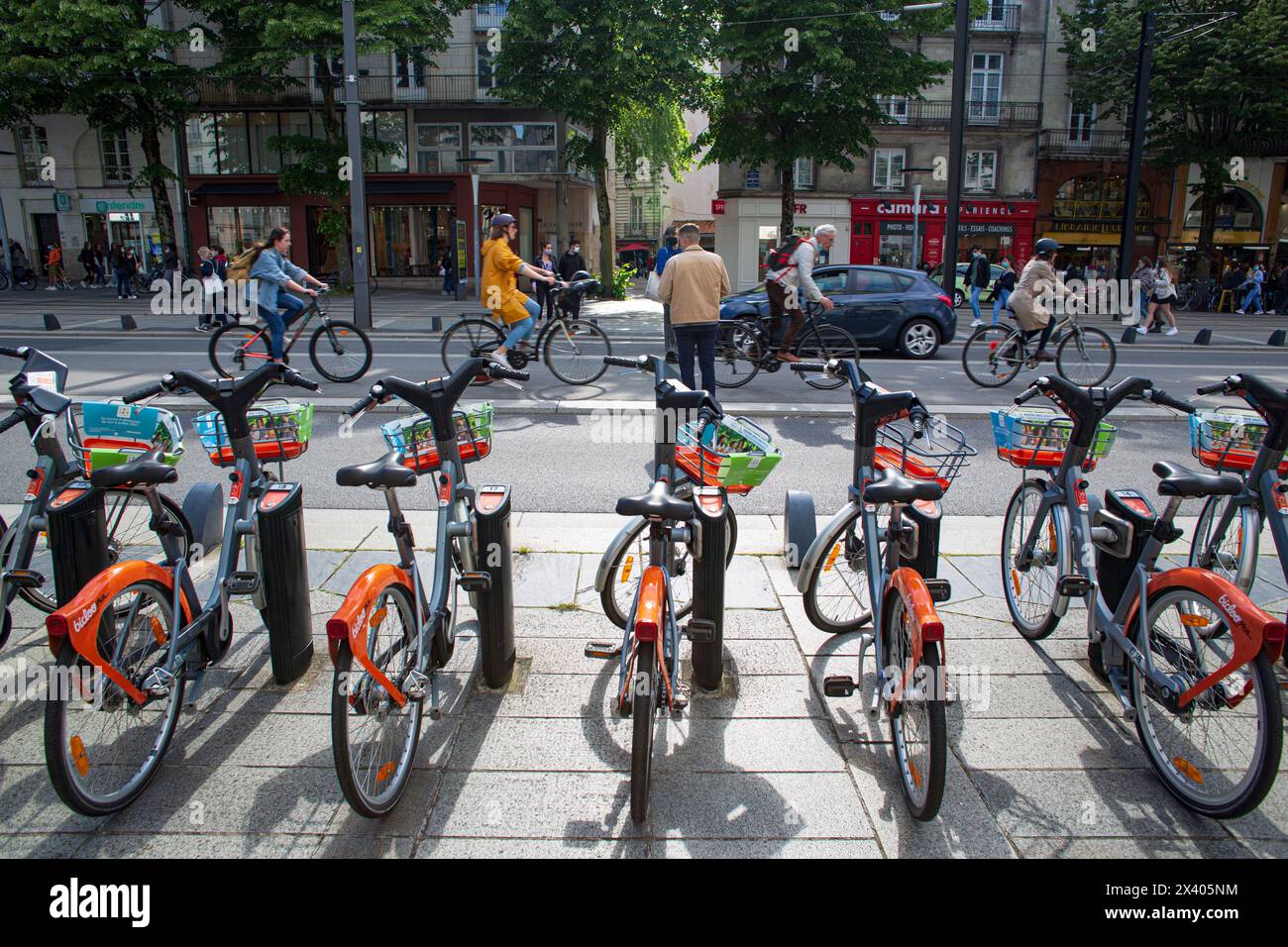 Frankreich, Nantes, 44, Cours des 50 Otages, Radfahrer hintereinander, im Vordergrund: Bahnhof Bicloo, Mai 2021. Stockfoto
