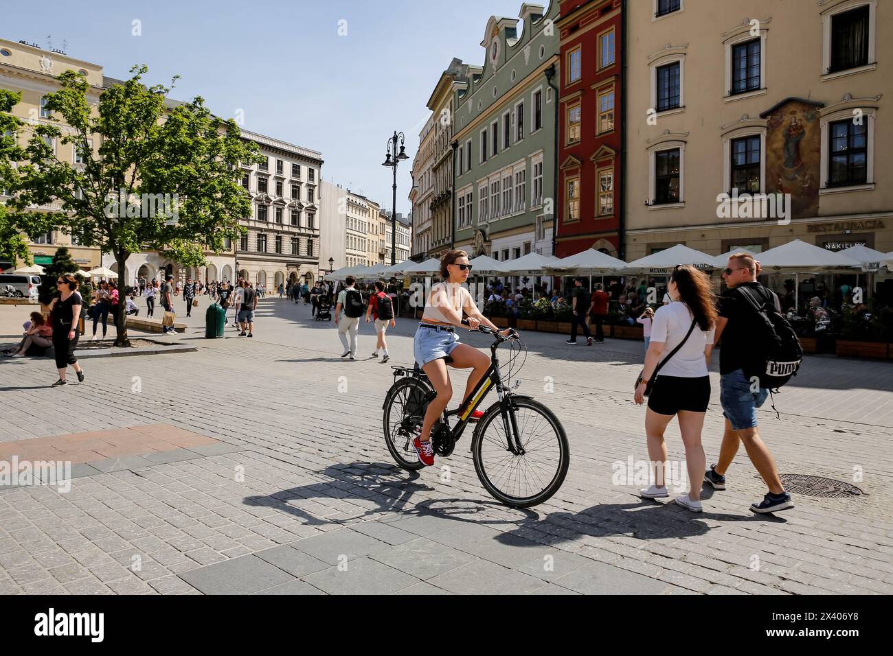 Krakau, Polen. April 2024. Leicht gekleidete Menschen werden auf dem Hauptmarkt in der Altstadt von Krakau gesehen, während eine Hitzewelle in Polen eintrifft, die fast 30 Grad Celsius erreicht - eine sehr ungewöhnliche Temperatur für April. (Foto: Dominika Zarzycka/SOPA Images/SIPA USA) Credit: SIPA USA/Alamy Live News Stockfoto