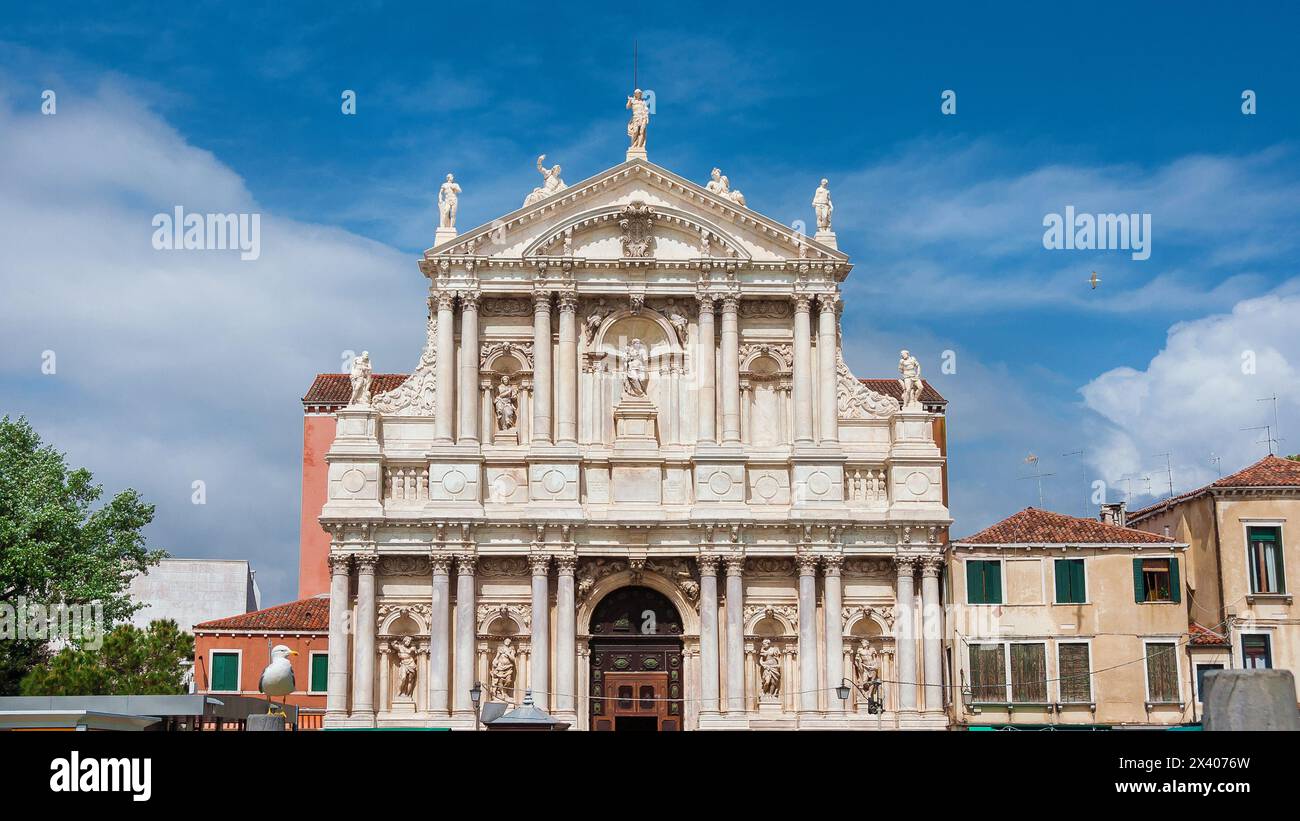 Kirche der Scalzi in Venedig. Mit schöner Fassade im späten Barock aus dem 17. Jahrhundert Stockfoto