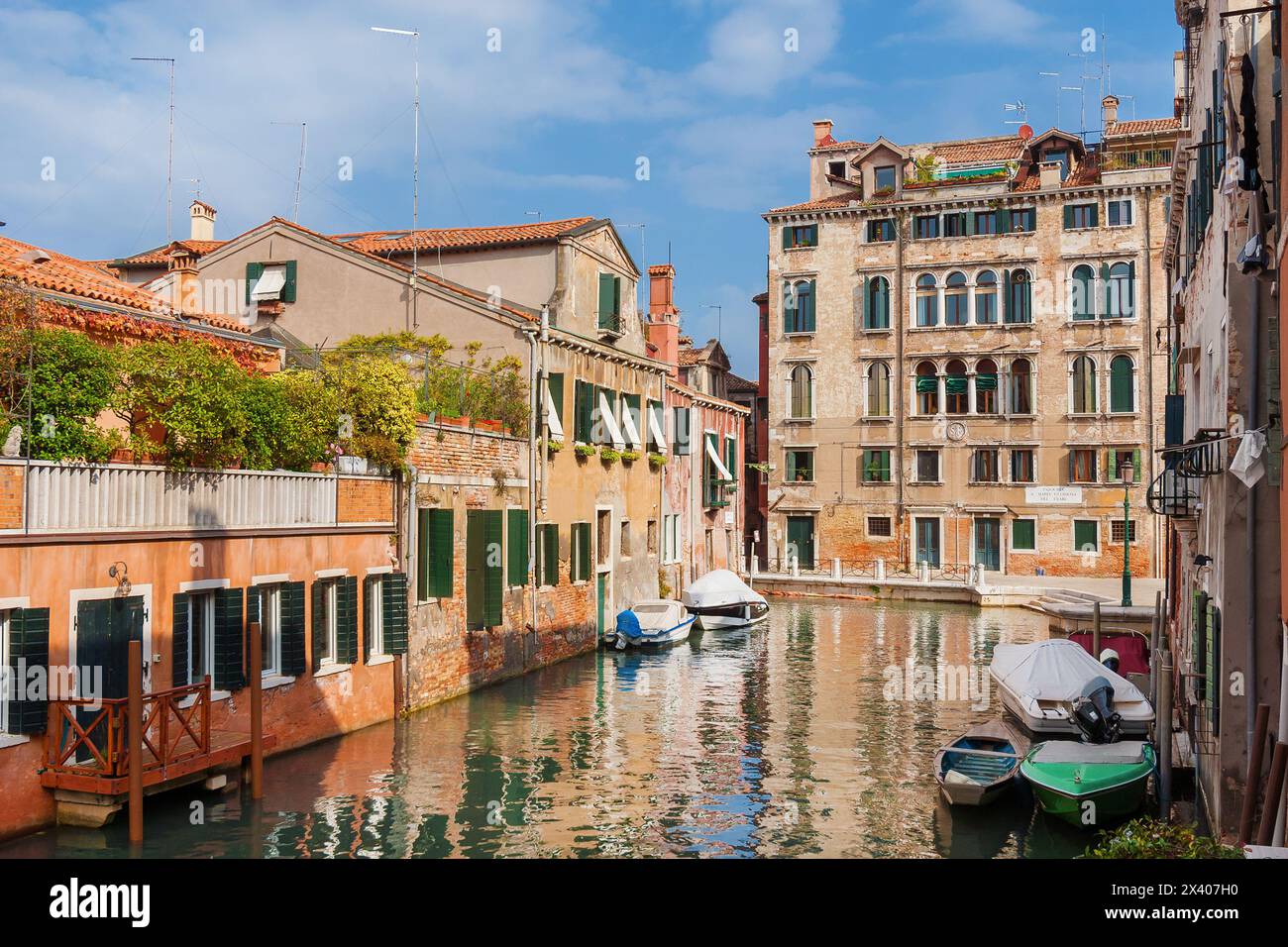 Blick auf Rio de San Pantalon, einen charakteristischen Kanal von Venedig im ruhigen Viertel San Polo Stockfoto