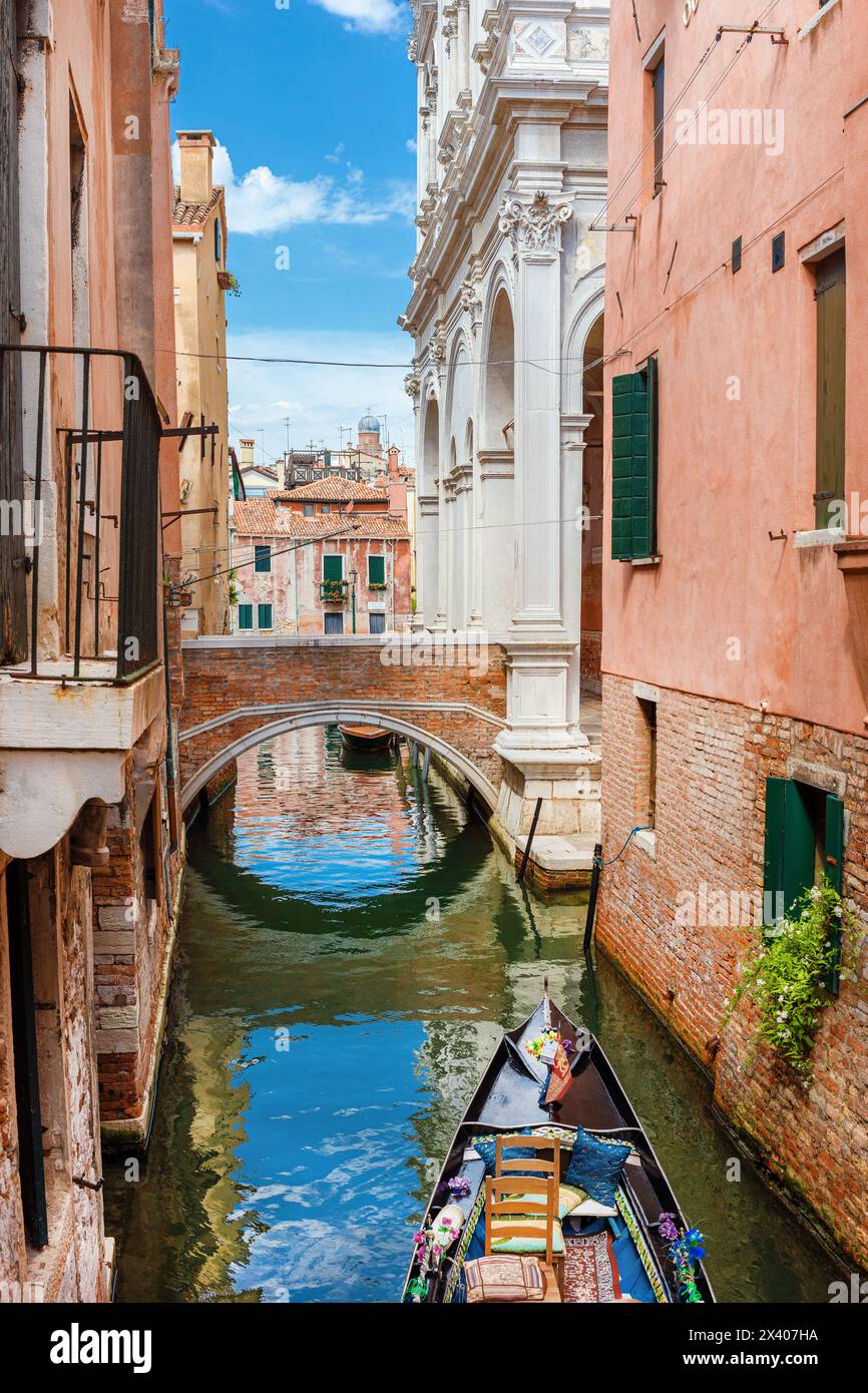 Blick auf Rio della Frescada mit Brücke Ponte della Scuola und Gondel, ein charakteristischer Kanal von Venedig im ruhigen Viertel San Polo Stockfoto