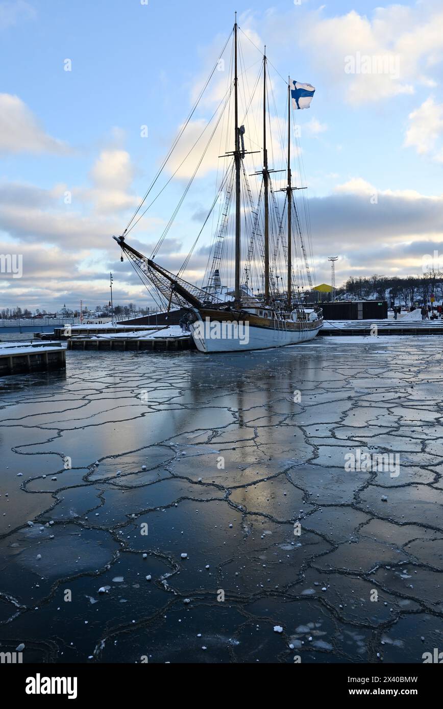 Segelschiff im Hafen von Helsinki mit finnischer Flagge am Mast am Unabhängigkeitstag Finnlands am 6. Dezember Stockfoto