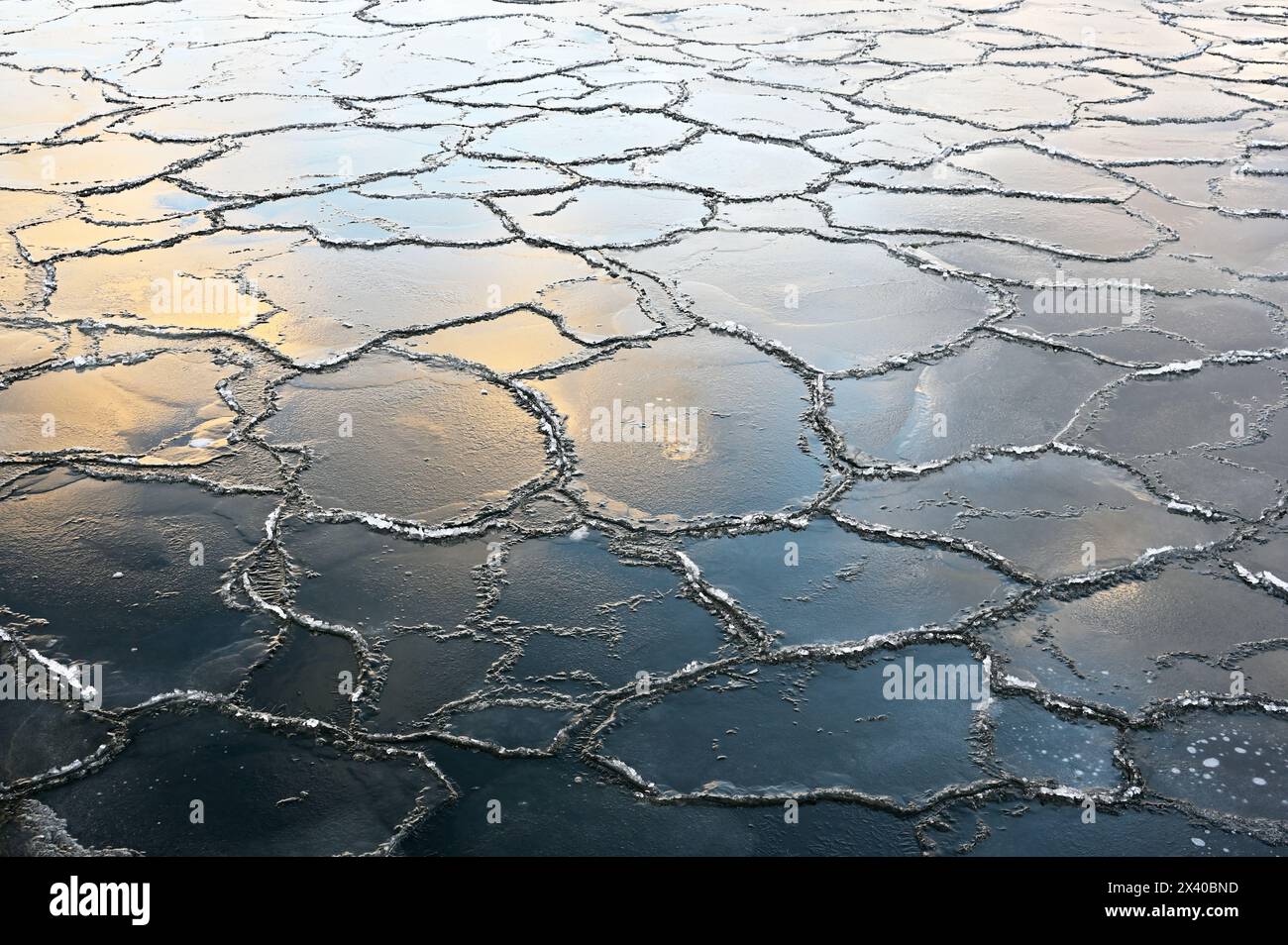 Dünnes Eis auf der Ostsee im Dezember Stockfoto
