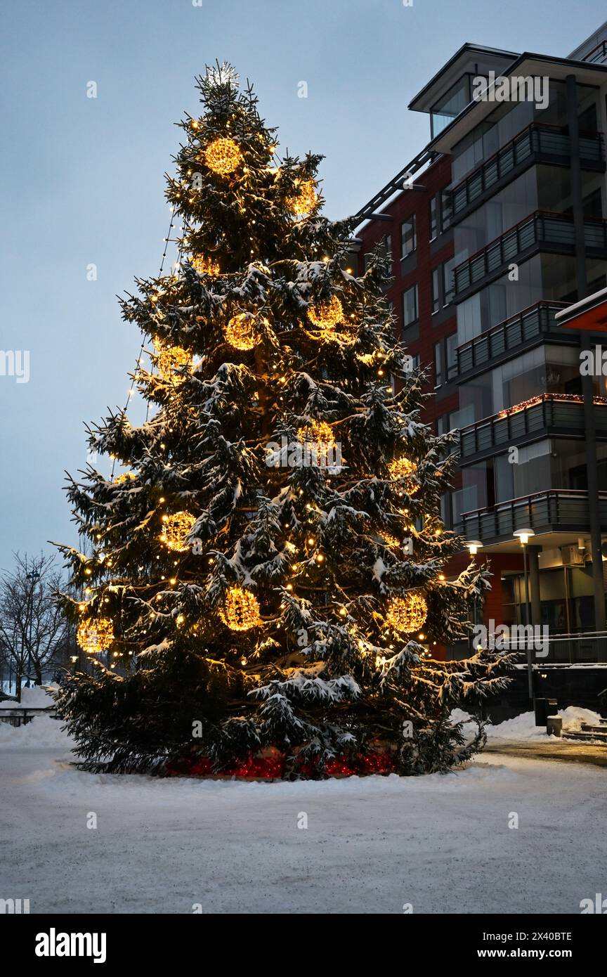 Weihnachtsbaum im Freien in einer kleinen finnischen Stadt im Dezember Stockfoto