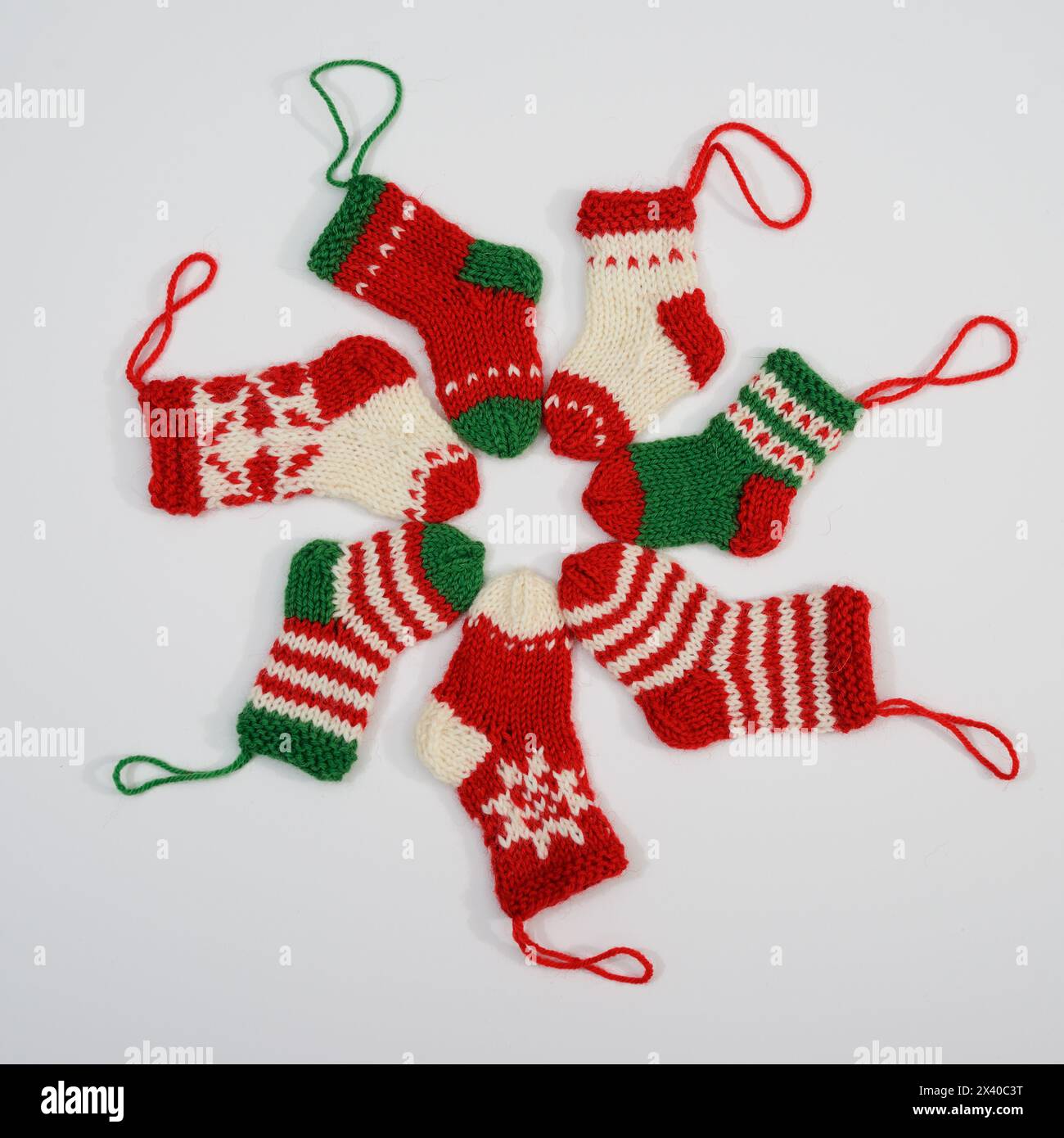 Gemütliche Familientradition in handgefertigten Weihnachtsstrümpfen, verziert mit festlichen Designs und warmen Erinnerungen Stockfoto