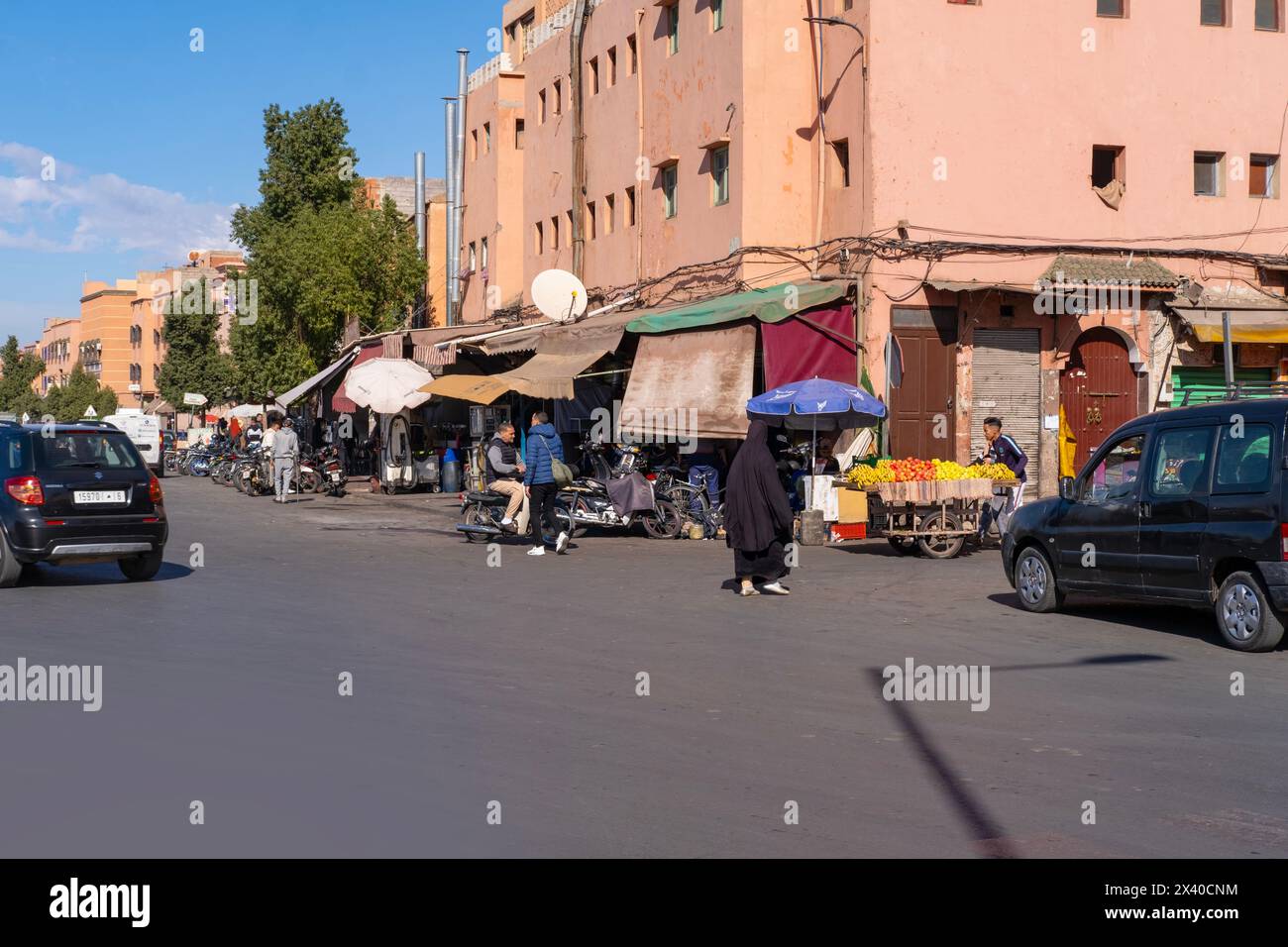 Auto- und Motorradverkehrsstraßen Afrikanische Stadt Marrakesch, städtischer Verkehr, moderner Transport und antike Architektur, Alltag, Marr Stockfoto