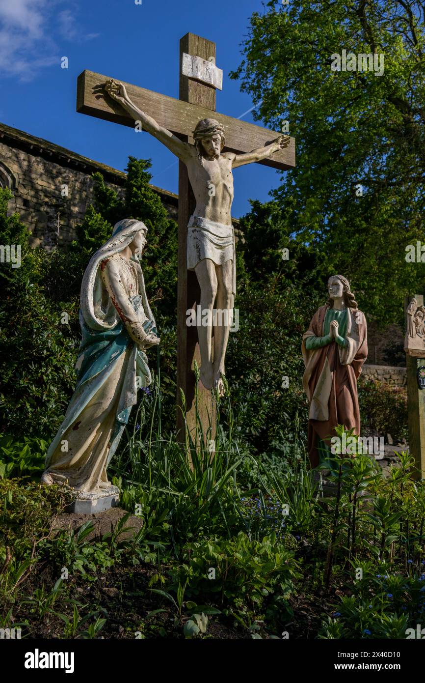 Zwei Maria ist bei der Kreuzigung Jesu Christi in den English Martyrs Roman Catholic Church Gardens, Whalley, Lancashire, England Stockfoto