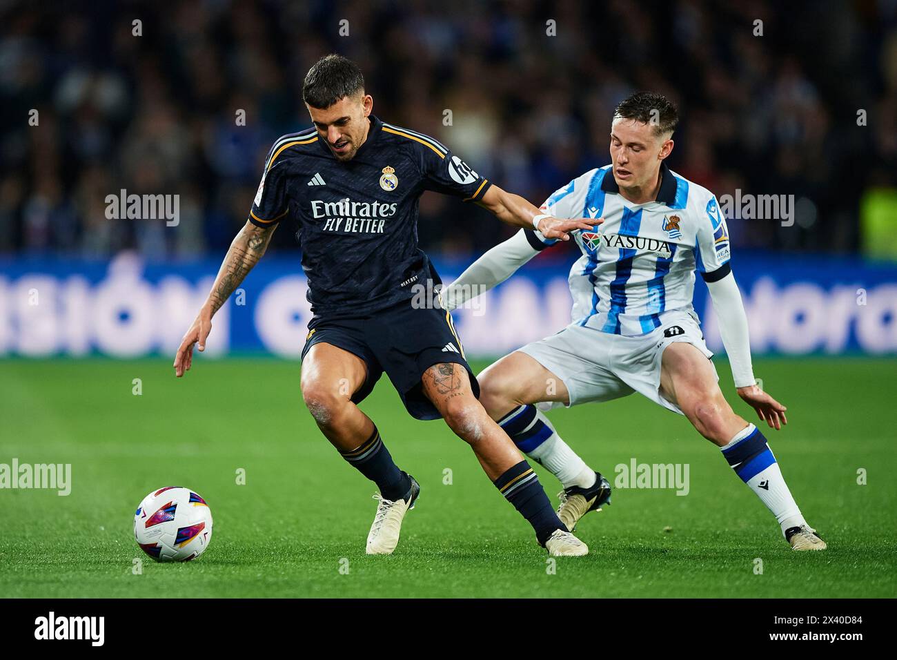 Dani Ceballos von Real Madrid CF konkurriert mit Benat Turrientes von Real Sociedad während des LaLiga EA Sports Matches zwischen Real Sociedad an um den Ball Stockfoto