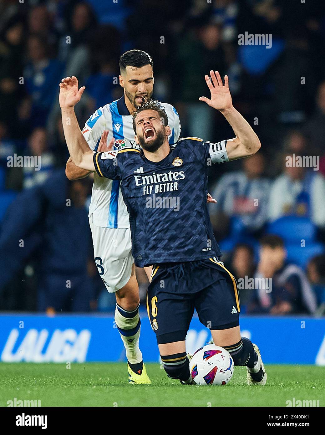 Jose Ignacio Fernandez „Nacho“ von Real Madrid CF tritt beim LaLiga EA Sports Match zwischen Rea gegen Mikel Merino von Real Sociedad um den Ball an Stockfoto