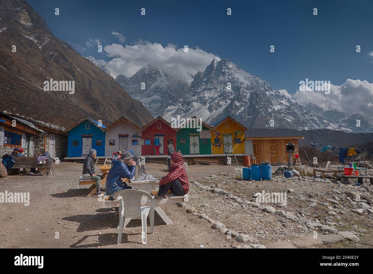 Trekker genießen das Teehaus-Leben auf der Kangchenjunga (Kanchenjunga)-Wanderung in Khambachen, Nepal Stockfoto