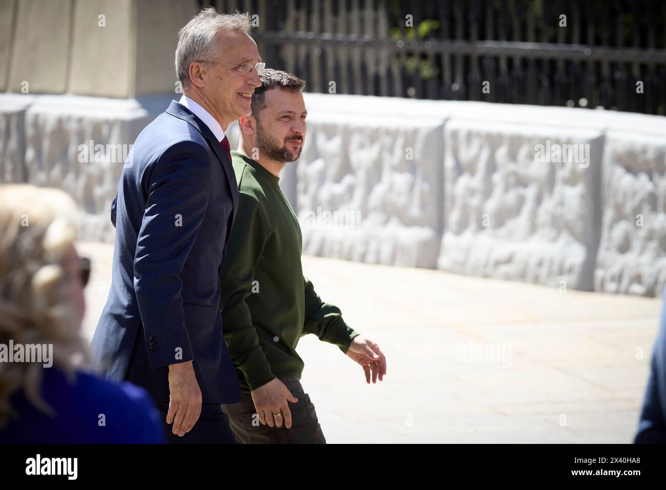 Kiew, Ukraine. April 2024. Der ukrainische Präsident Wolodymyr Zelenskyj rechts und der NATO-Generalsekretär Jens Stoltenberg links gehen gemeinsam zu einer gemeinsamen Pressekonferenz auf dem Platz der Verfassung am 29. April 2024 in Kiew, Ukraine. Kredit: Ukrainischer Ratsvorsitz/Pressestelle Des Ukrainischen Präsidenten/Alamy Live News Stockfoto