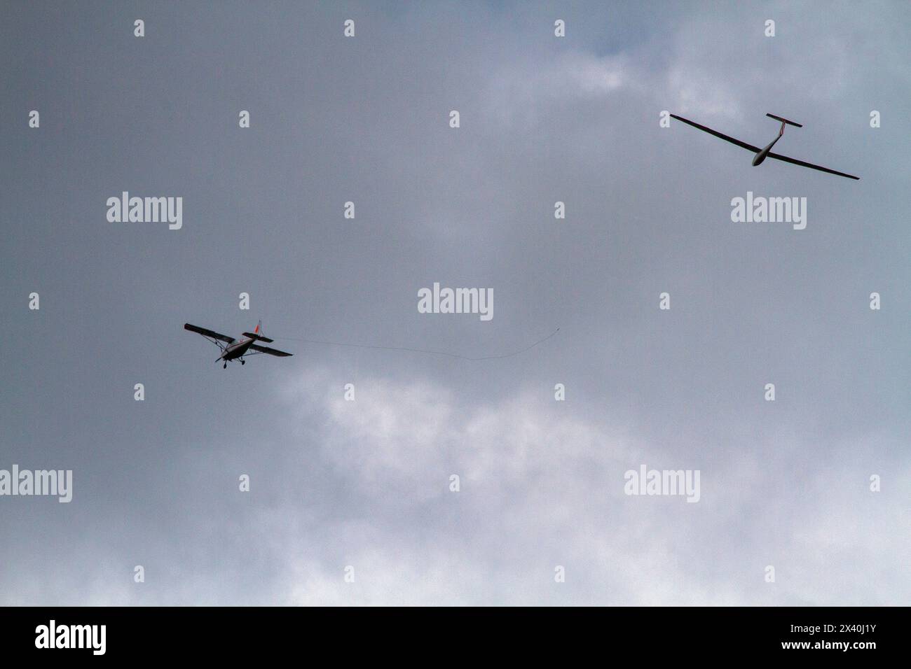 Gleiten, fallen in einen grauen Himmel Stockfoto