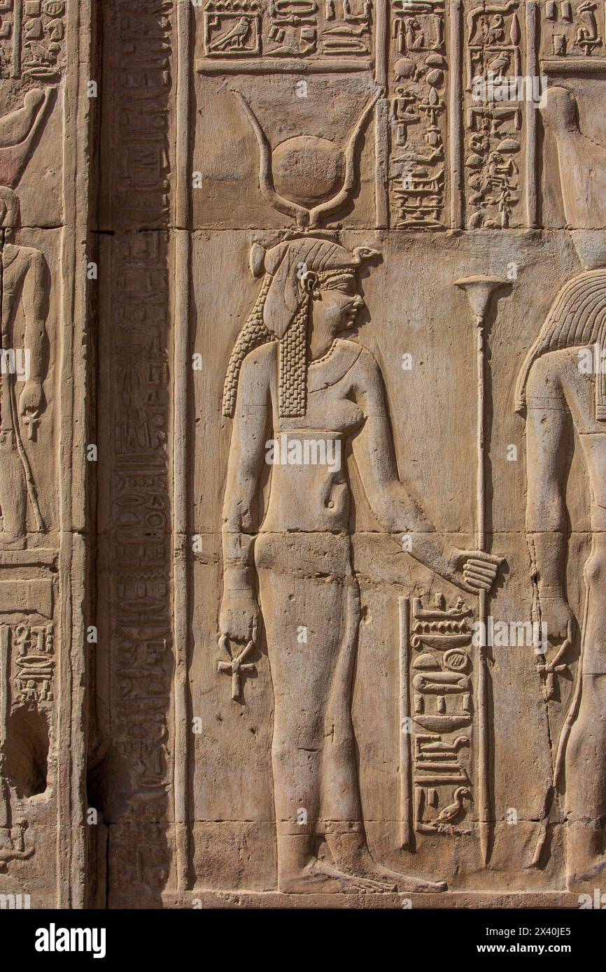 Hathor, Göttin des Himmels und der Sonne, auf einem Relief im Tempel von KOM Ombo, Ägypten Stockfoto