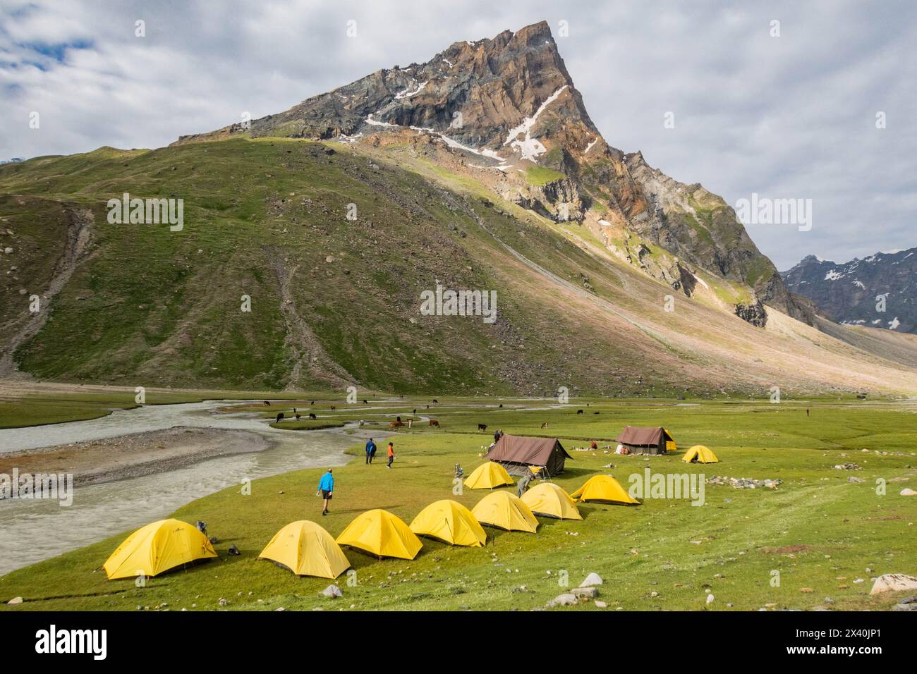 Wunderschöner Flusscampingplatz in Denora, Warwan Valley, PIR Panjal Range, Kaschmir, Indien Stockfoto