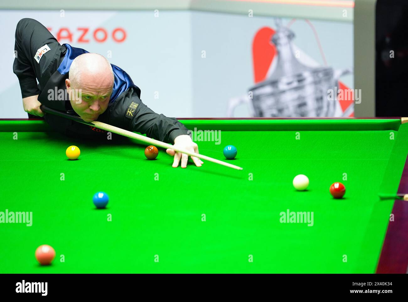 John Higgins während seines Spiels am zehnten Tag der Cazoo World Snooker Championship 2024 im Crucible Theatre in Sheffield. Bilddatum: Montag, 29. April 2024. Stockfoto