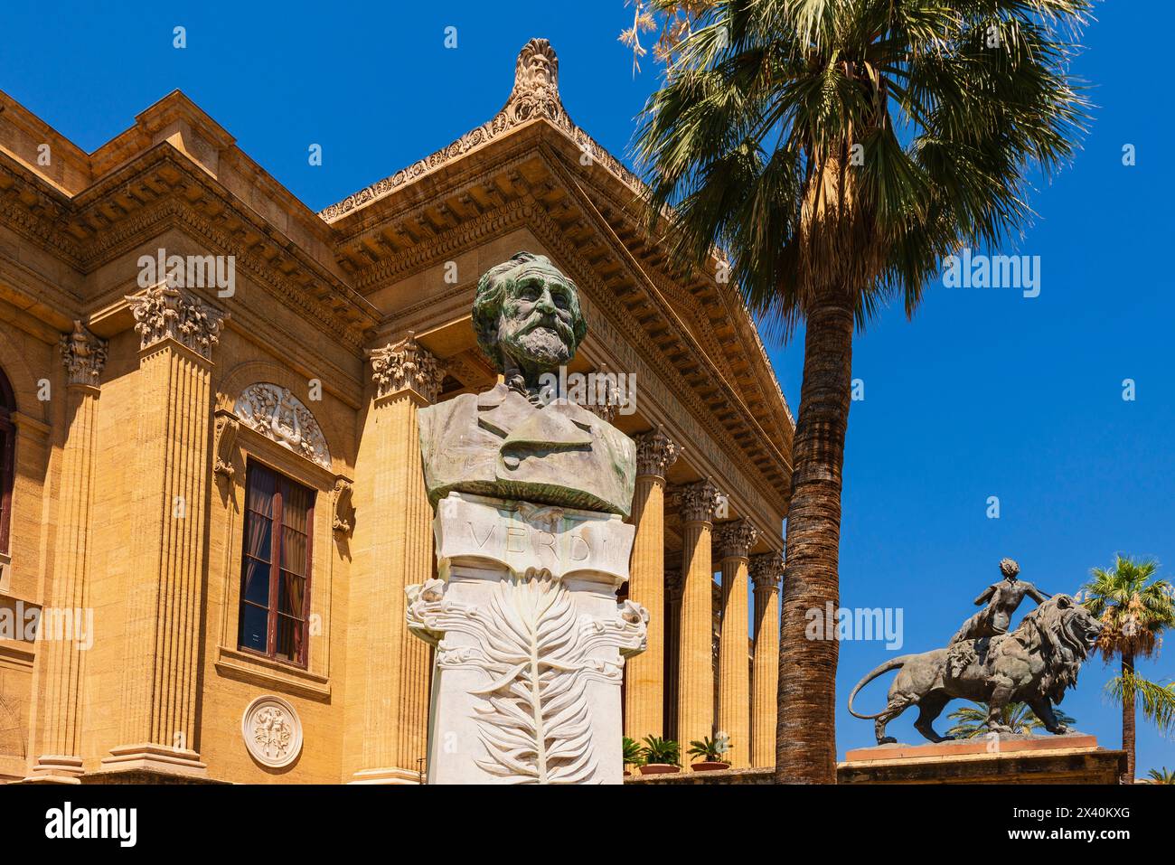 Teatro Massimo, ein Opernhaus mit der Büste von Giuseppe Verdi in Palermo, Sizilien, Italien; Palermo, Italien Stockfoto