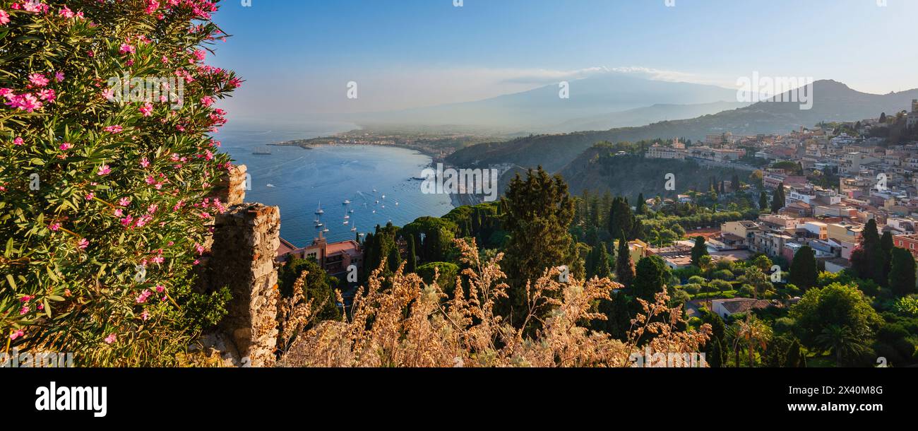 Blick auf die Stadt Taormina mit dem Ätna in der Ferne, Sizilien, Italien; Taormina, Sizilien, Italien Stockfoto