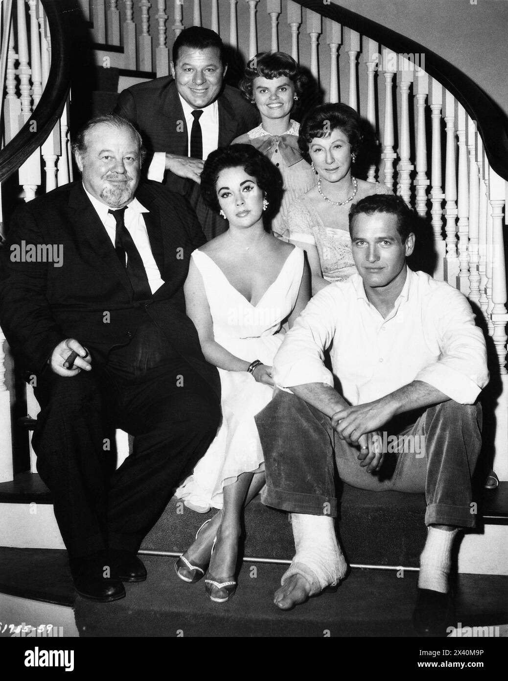 BURL IVES, JACK CARSON, ELIZABETH TAYLOR, MADELEINE SHERWOOD, JUDITH ANDERSON und PAUL NEWMAN am Set der CAT ON A HOT TIN DACH 1958 Regisseur RICHARD BROOKS Play TENNESSEE WILLIAMS Metro Goldwyn Mayer Stockfoto