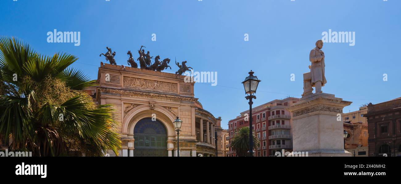 Blick auf das Teatro Politeama auf der Piazza Ruggero Settimo in Palermo vor einem hellblauen Himmel; Palermo, Sizilien, Italien Stockfoto