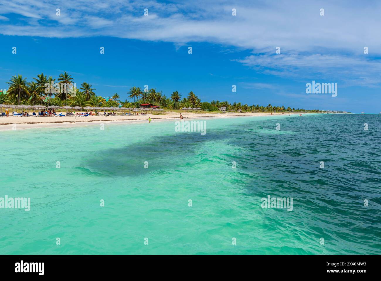 Türkisfarbenes karibisches Wasser und ein weißer Sandstrand in einem Resort in Kuba; Cayo Guillermo, Kuba Stockfoto