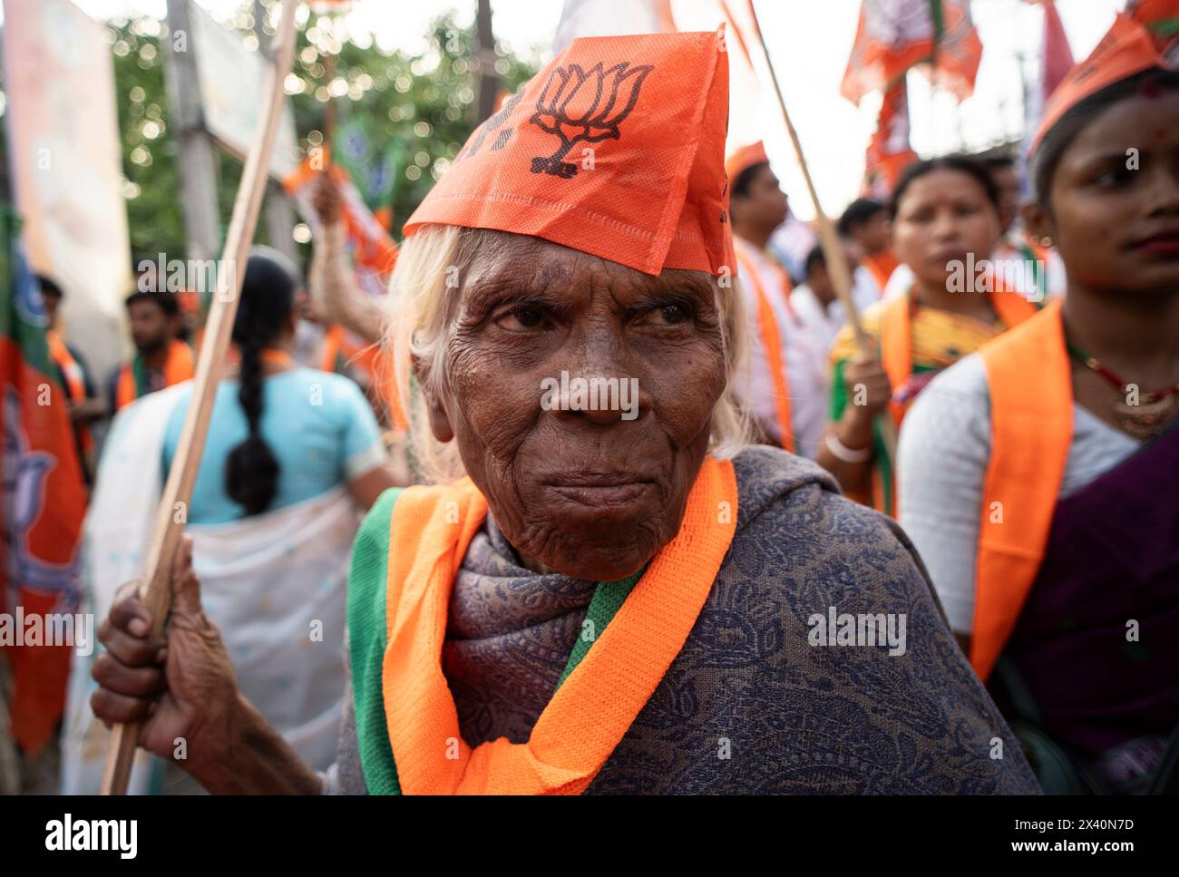 Guwahati, Assam, Indien am 29. April 2024. Anhänger der Bharatiya Janata Party (BJP) treffen am 29. April 2024 in Guwahati, Assam, Indien ein, um eine Roadshow des Innenministers der Union Amit Shah vor der dritten Phase der allgemeinen Wahlen zu sehen. Quelle: David Talukdar/Alamy Live News Stockfoto