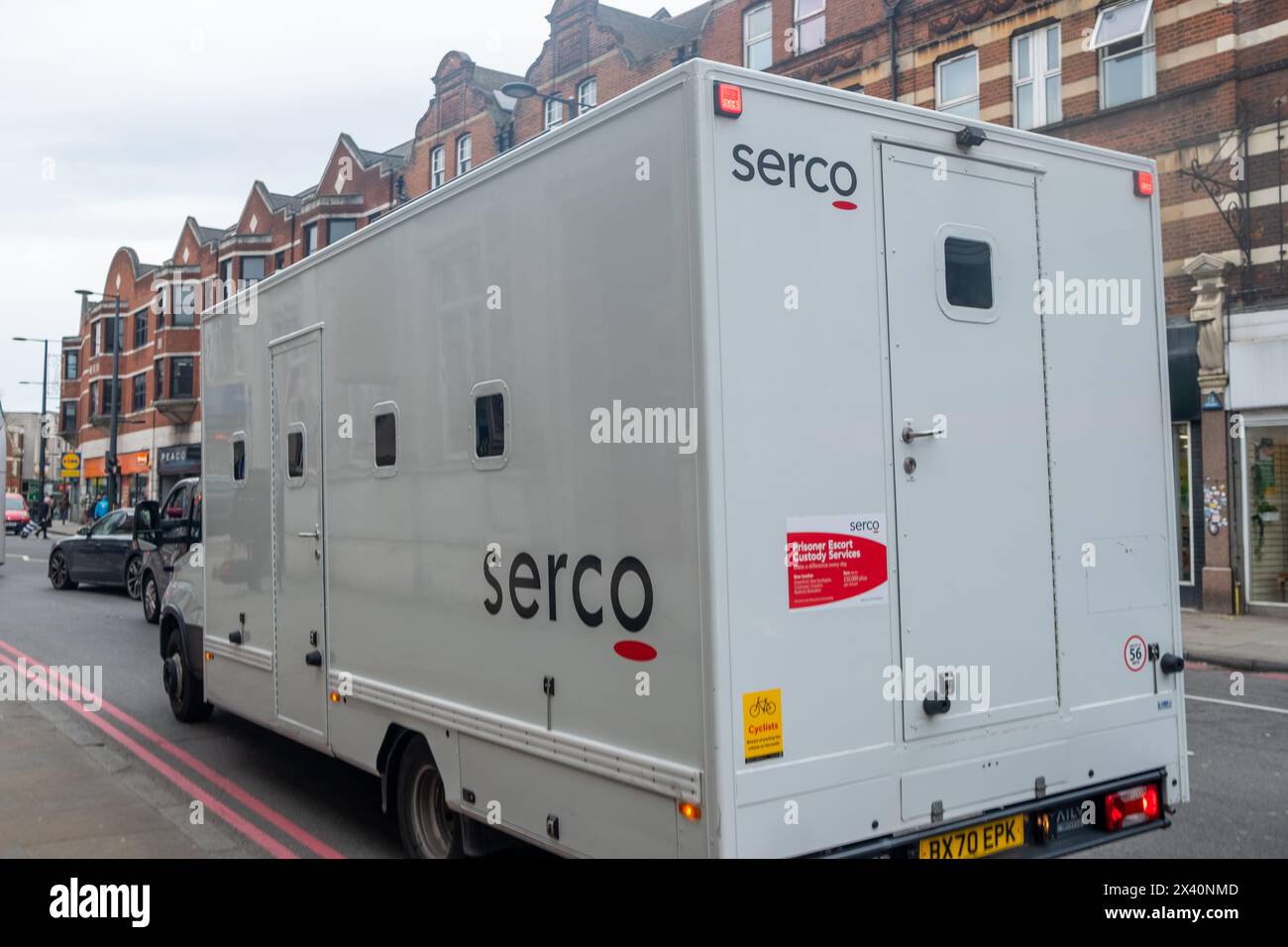 LONDON, Streatham - 4. MÄRZ 2024: Serco Häftlingstransportfahrzeug für Gefangene Escort Services für das Justizministerium Stockfoto