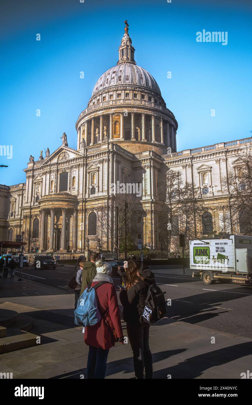 London, Großbritannien - Januar 2024: Fantastisches Foto der St. Paul's Cathedral mit Menschen Stockfoto