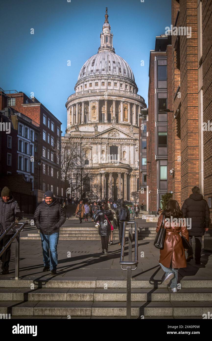 London, Großbritannien - Januar 2024: Fantastisches Foto der St. Paul's Cathedral mit Menschen Stockfoto