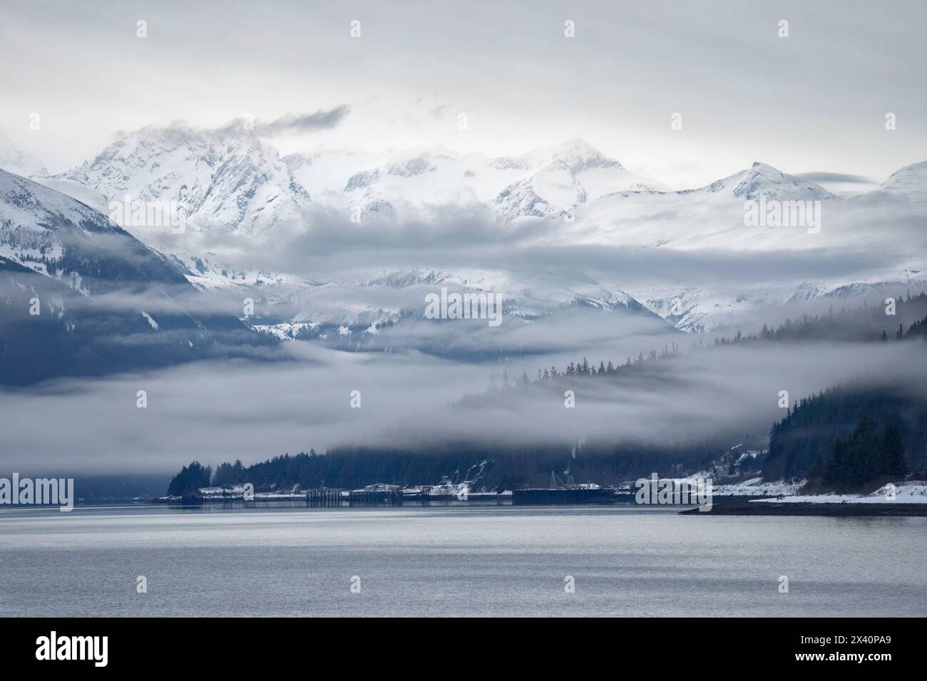 Eine sehr stimmungsvolle Szene, wenn der Nebel langsam aus den Bergen in Haines, Alaska, steigt. Stockfoto