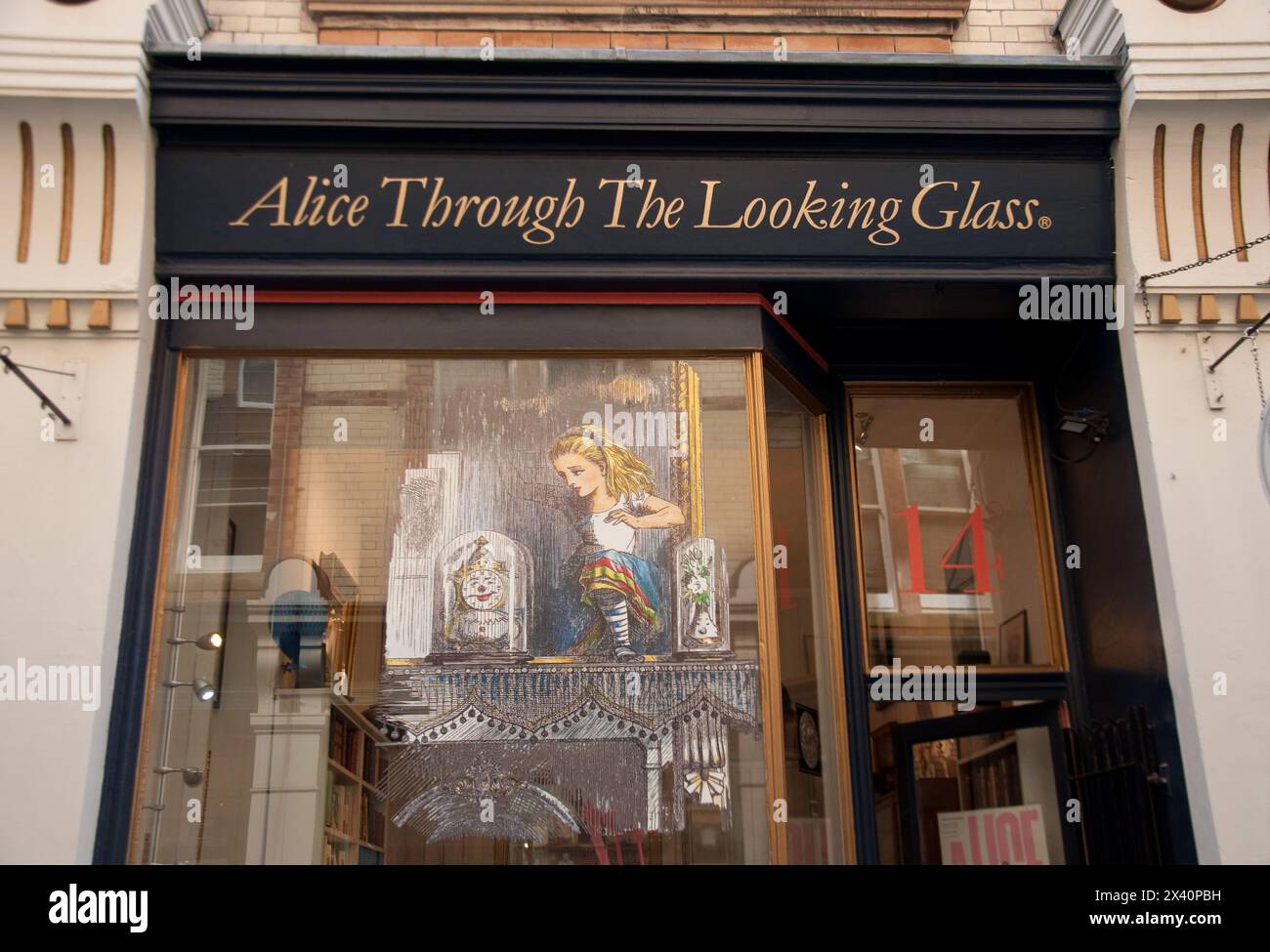 Alice Through the Looking Glass, Buchladen, Cecil Court, City of Westminster, London, UK Stockfoto