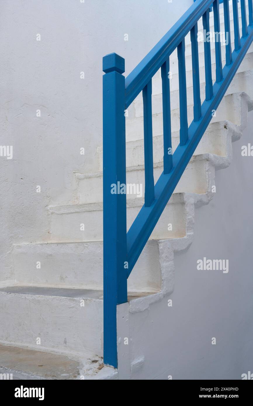 Blaues Geländer auf einer weiß getünchten Treppe; Mykonos, Südägäis, Griechenland Stockfoto