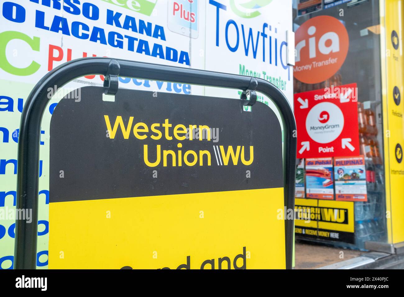 LONDON, 18. MÄRZ 2024: WESTERN Union und andere Geldtransferdienste werden im Geschäft in Streatham im Südwesten Londons beworben Stockfoto