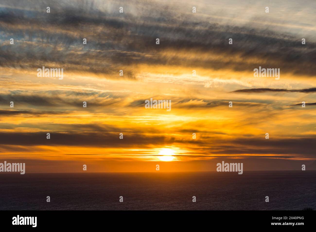 Lebendiger goldener Sonnenuntergang über dem Meer, von Homer, Alaska, Vereinigte Staaten von Amerika Stockfoto