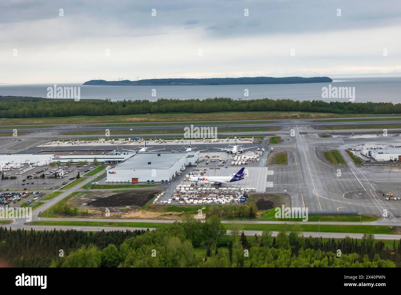 Flughafen einer amerikanischen Frachtzustellgesellschaft in Anchorage, Alaska, USA; Anchorage, Alaska, Vereinigte Staaten von Amerika Stockfoto