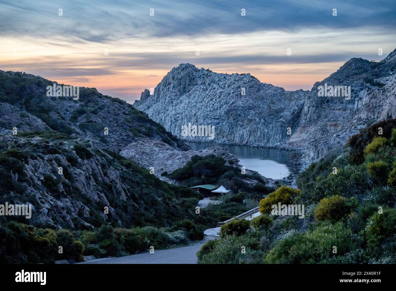 Wunderschöne zerklüftete Küste der Insel San Pietro bei Sonnenuntergang, am Standort des Leuchtturms Capo Sandalo, Sardinien, Italien Stockfoto