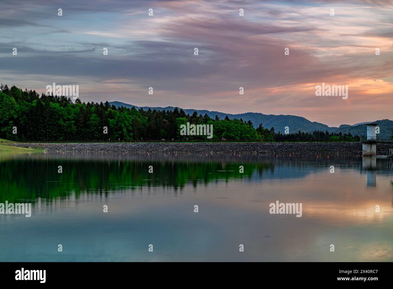 Magischer Sonnenuntergang am See Stockfoto