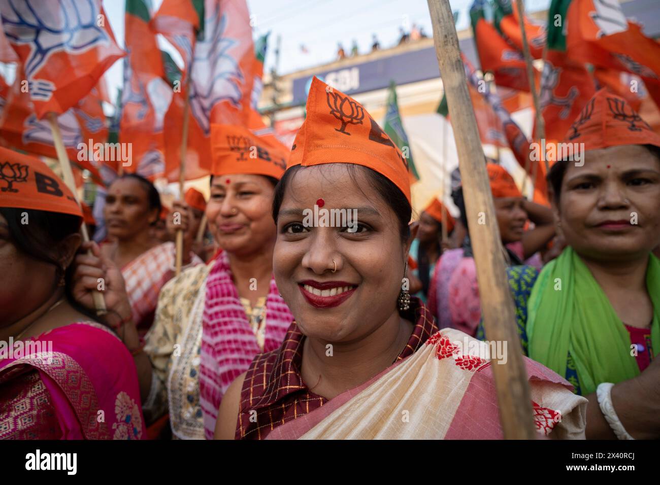 Guwahati, Assam, Indien am 29. April 2024. Anhänger der Bharatiya Janata Party (BJP) treffen am 29. April 2024 in Guwahati, Assam, Indien ein, um eine Roadshow des Innenministers der Union Amit Shah vor der dritten Phase der allgemeinen Wahlen zu sehen. Quelle: David Talukdar/Alamy Live News Stockfoto