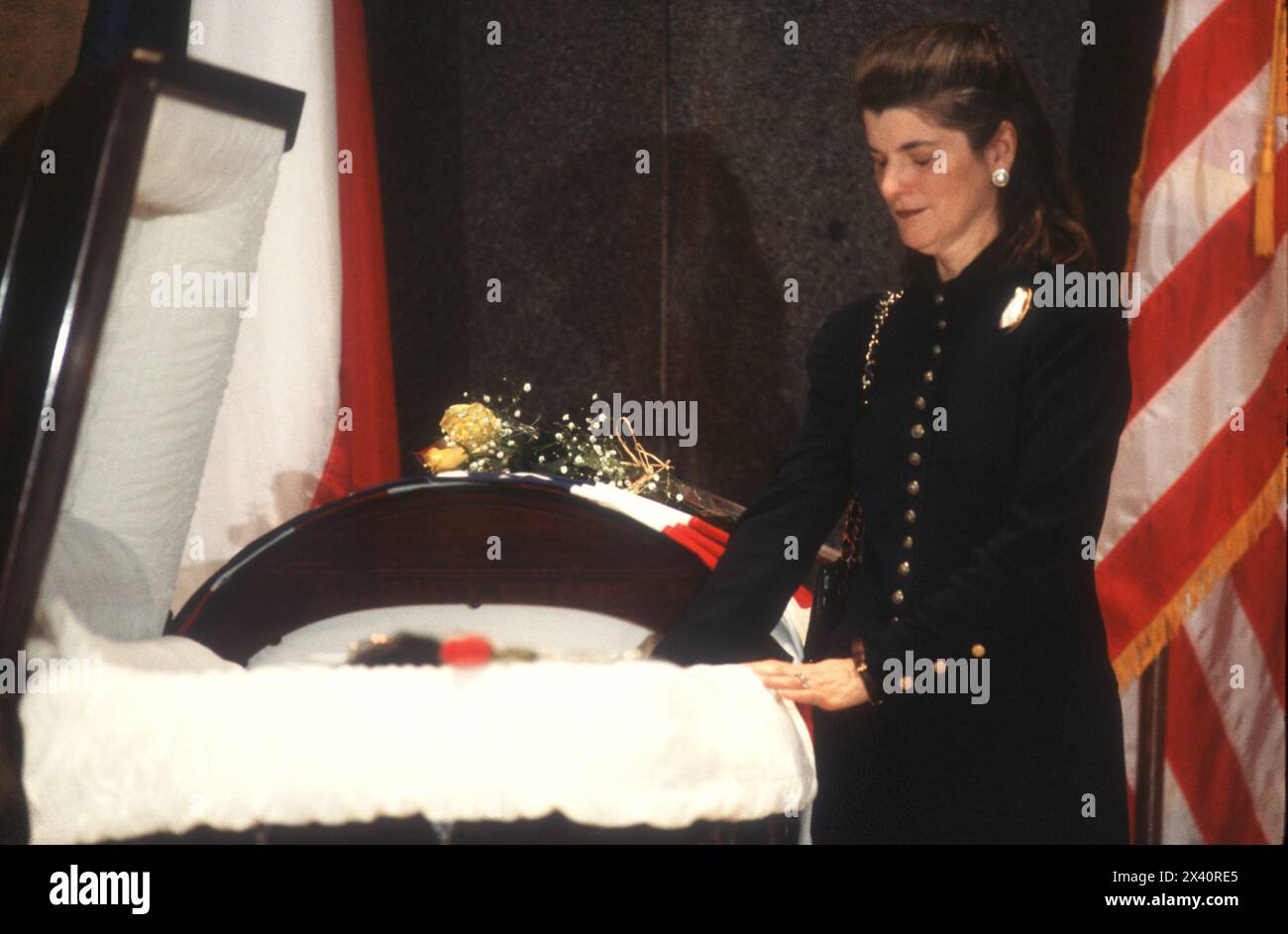 Austin Texas USA, Januar 1996: Luci Baines Johnson, Tochter des verstorbenen Präsidenten Lyndon Baines Johnson, zollt der ehemaligen Kongressabgeordneten Barbara Jordan, deren Leichnam in der LBJ Presidential Library liegt, ihren Respekt. Jordan starb am 17. Januar im Alter von 59 Jahren. 1966 war sie die erste Afroamerikanerin, die nach Reconstruction in den Senat von Texas gewählt wurde, und setzte ihre Karriere in Politik und Politik bis zu ihrem Tod fort. ©Bob Daemmrich Stockfoto
