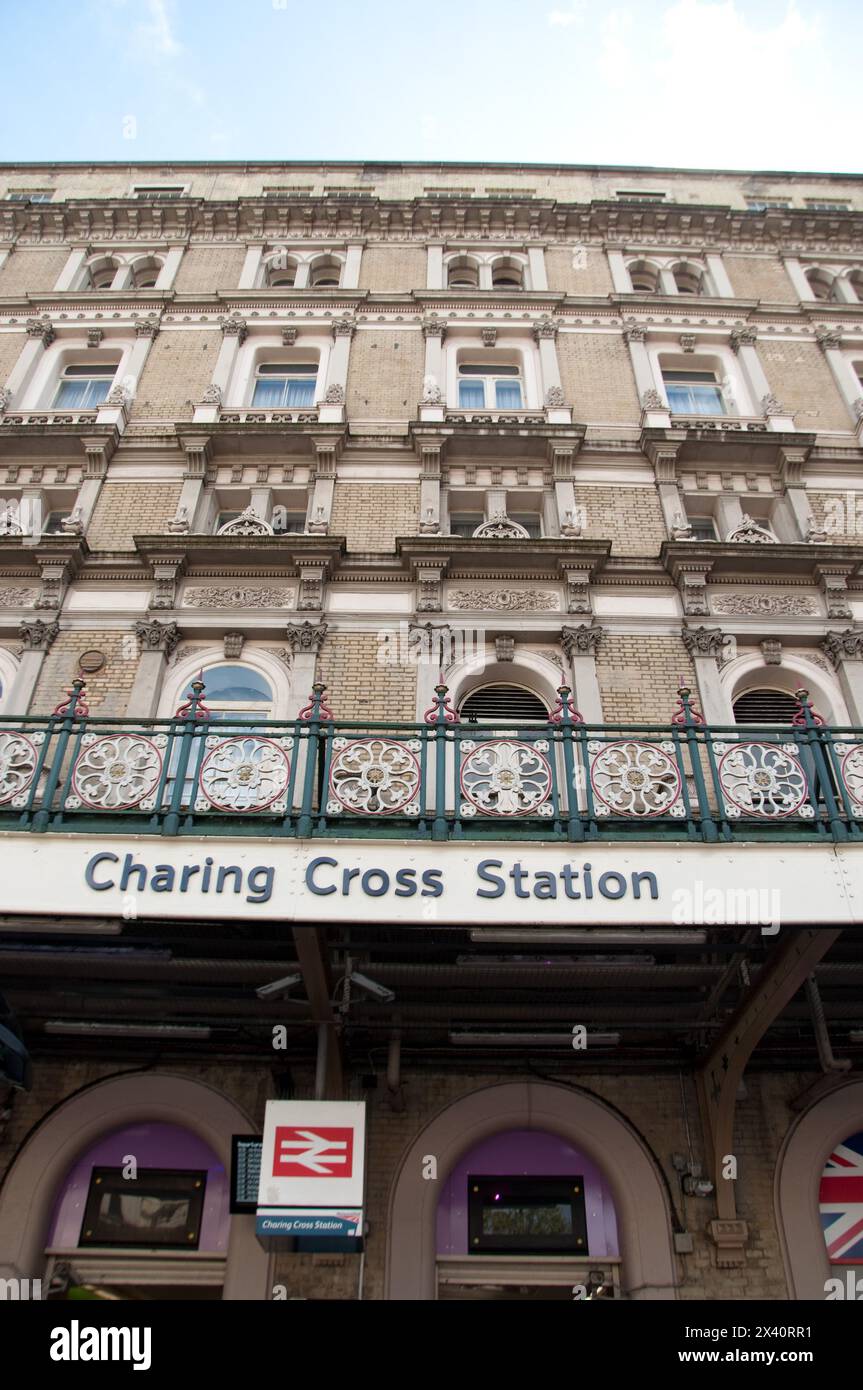 Charing Cross Station, Charing Cross Road, City of Westminster; London, Großbritannien. Das Clermont Hotel befindet sich über dem Bahnhof. Stockfoto