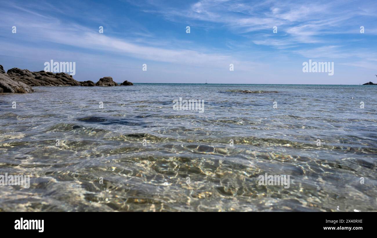 Dünen und türkisfarbenes Wasser entlang der Küste Sardiniens, Italien; Domus de Maria, Süd-Sardinien, Italien Stockfoto