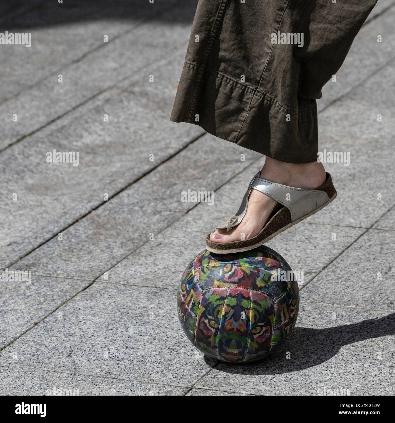 Frauenfuß auf einem bunten Fußball; Santa Teresa Gallura, Sassari, Italien Stockfoto