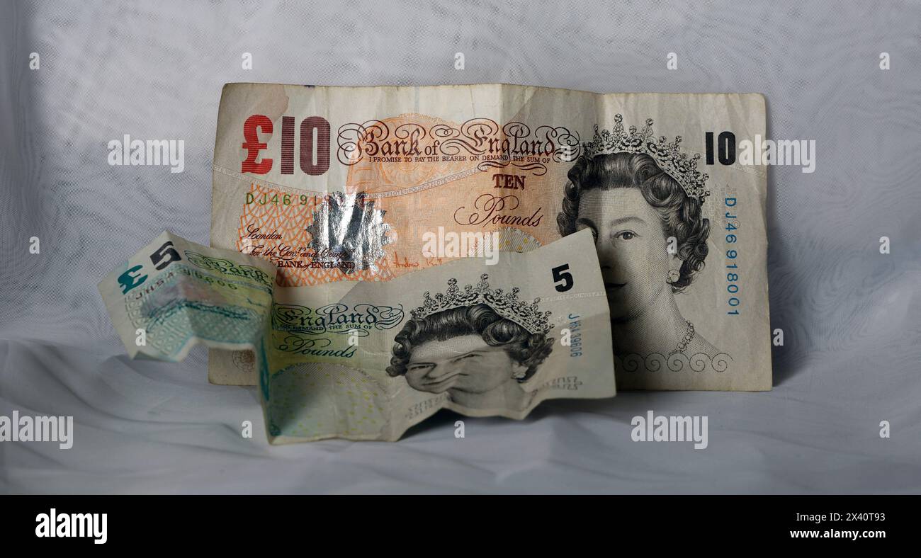 Keine englischen Banknoten mehr im Umlauf. Zehn Pfund-Note und fünf Pfund-Note. €10. £5. Vom April 2024. Studio eingerichtet Stockfoto
