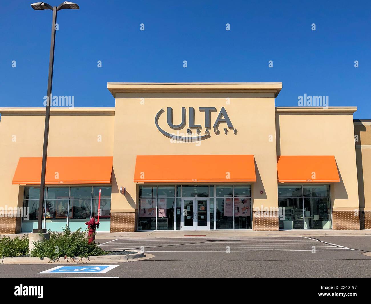 BAXTER, MN - 1. SEP 2021: Ulta Beauty Einzelhandelsgeschäft, Vordereingang. Amerikanische Parfümerie, die Kosmetik, Duftstoffe, Nagel, Bad, Körperpflege und Kosmetik verkauft Stockfoto