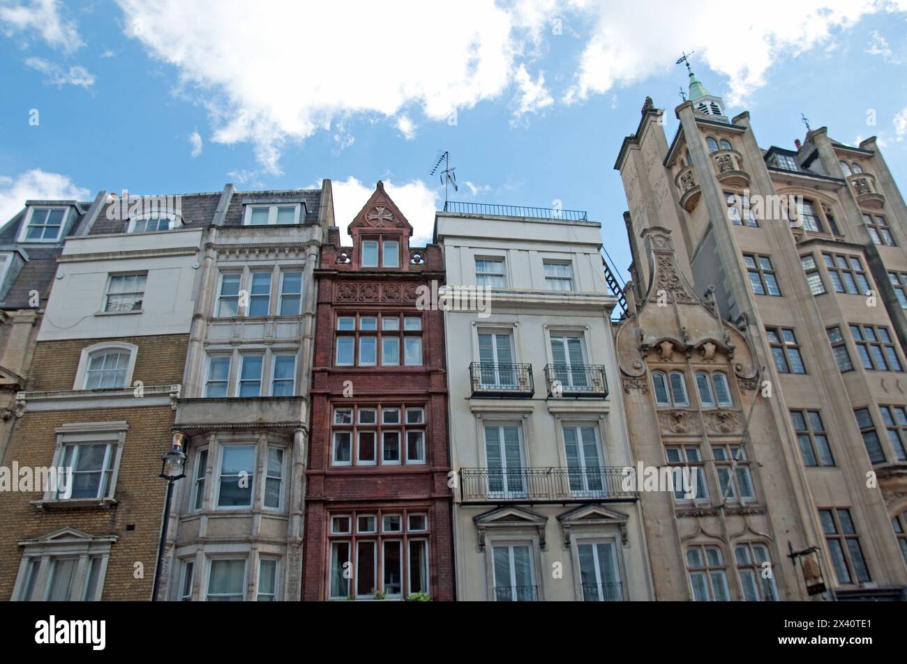 Verschiedene Häuser, Whitehall, City of Westminster, London, England, Großbritannien - sehr gemischte Gebäude, aber Reihenhäuser. Stockfoto