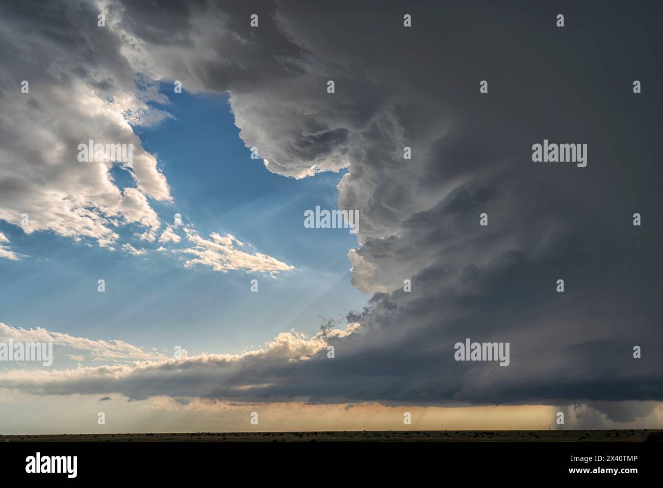 Nahaufnahme von Wolken, die in einer fantastischen Superzelle im Süden von Colorado während der Sturmjagd-Saison zu sehen sind. Lichtstrahlen schießen hinter den Wolken heraus Stockfoto