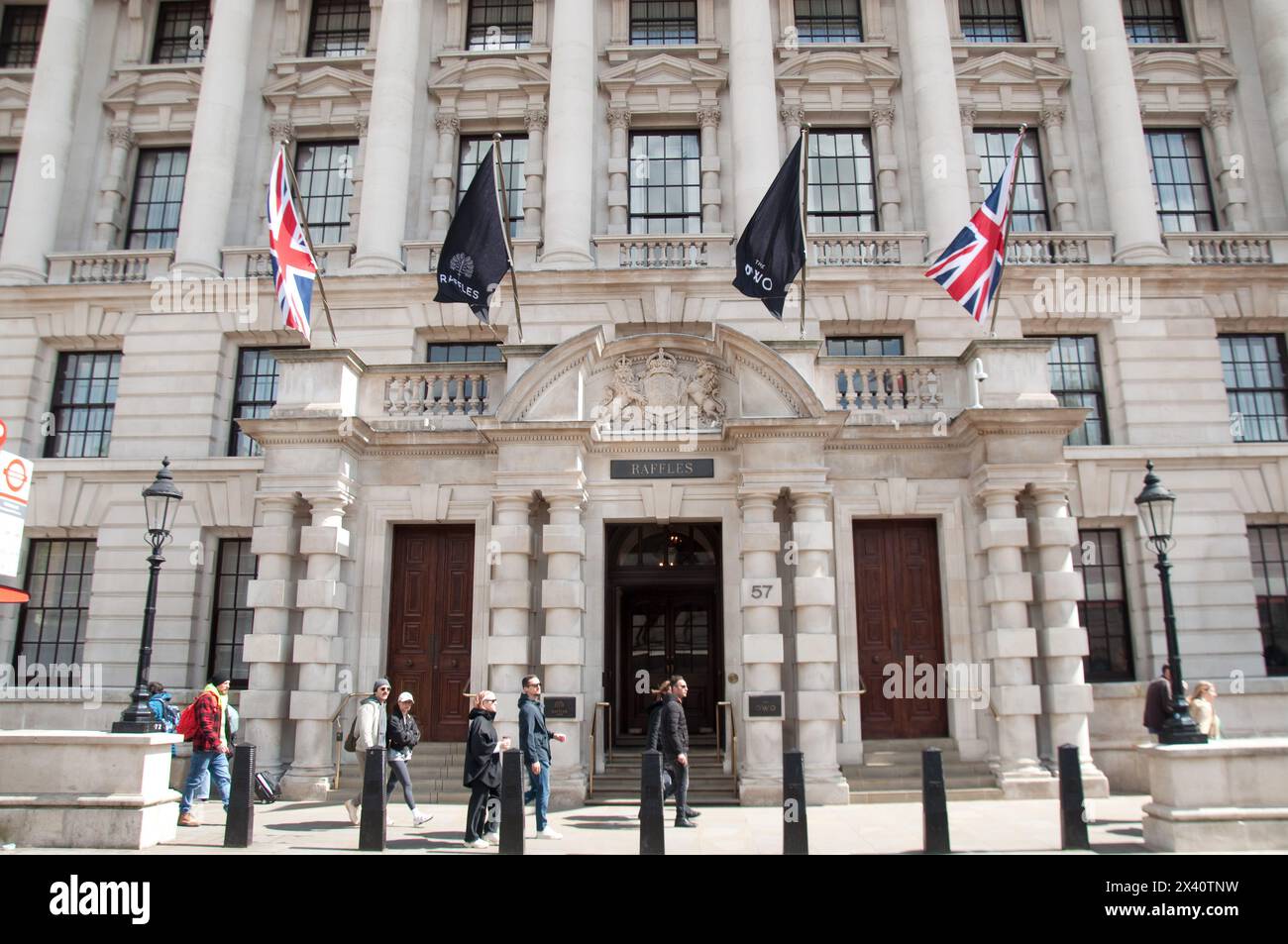 Old war Office, Whitehall, Westminster, London, Großbritannien - jetzt ein Hotel (Owo Hotel), viele Fußgänger gehen vorbei. Stockfoto