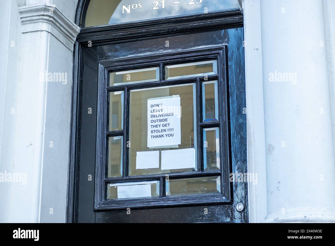 LONDON, 30. MÄRZ 2024: Unterschrift in der Wohnungstür im Swiss Cottage NW3, in der die Fahrer aufgefordert werden, keine Pakete wegen Diebstahls zu hinterlassen Stockfoto