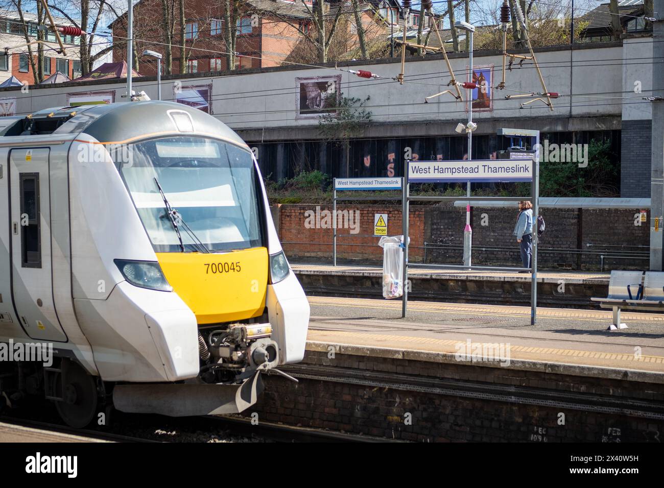 LONDON - 30. MÄRZ 2024: Thameslink-Zug fährt in West Hampstead Thameslink-Station im Nordwesten Londons an Stockfoto