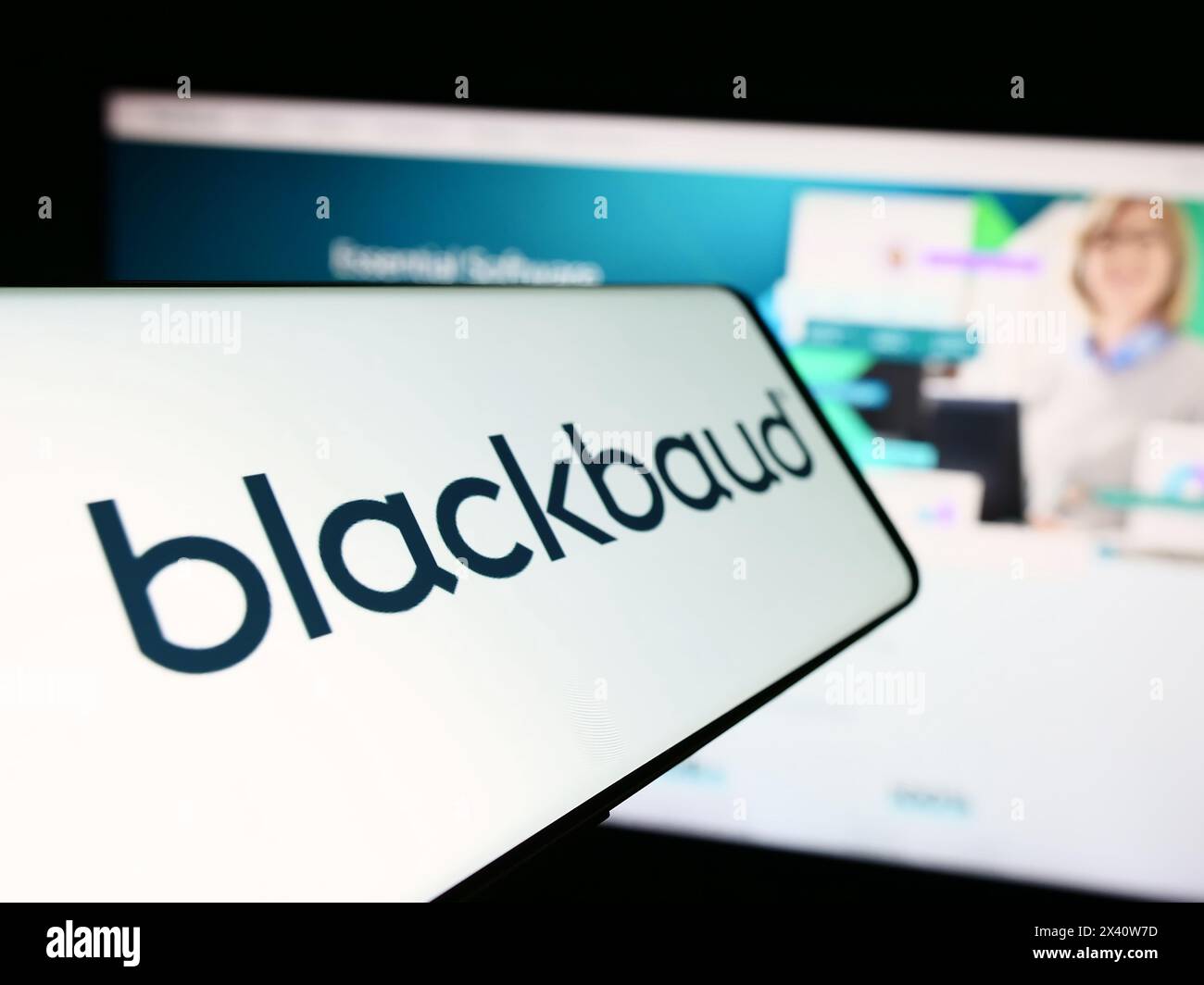 Smartphone mit Logo des amerikanischen Softwareunternehmens Blackbaud Inc. Vor der Business-Website. Fokussieren Sie sich auf die linke Mitte des Telefondisplays. Stockfoto